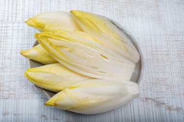 Taze organik hindiba salatası yenmeye hazır Belçika ve Hollanda 'da geleneksel kış yemekleri