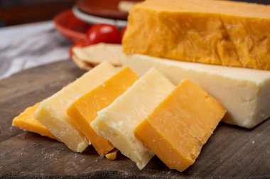 İngiliz peynirleri koleksiyonu, İskoç renkli ve İngiliz olgun çedar peynirleri kapanıyor.