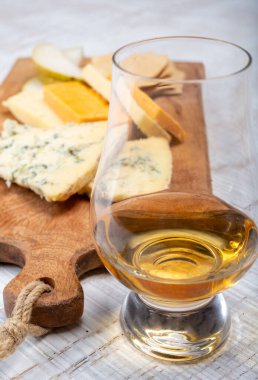 Viski ve peynir eşleştirme, İngiliz peynirleri koleksiyonu, Blue stilton ve İskoç renkli ve İngiliz olgun çedar peynirleri, İngiltere 'de tadım turu.