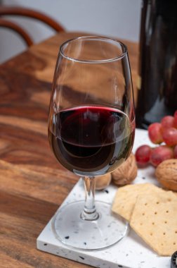 Kırmızı porto ve peynir eşleşmesi, olgunlaşmış mavi Stilton İngiliz peyniri ceviz ve cam yakut porto şarabı ile tatlı olarak servis edilir.