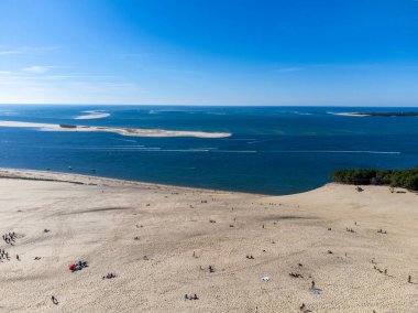 Güneşli bir günde Fransa 'nın Atlantik kıyı şeridi boyunca Bordeaux' nun güneybatısında Arcachon Körfezi bölgesindeki La Teste-de-Buch 'da yer alan Avrupa' nın en uzun kum tepeciğinin havadan görünüşü