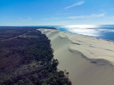 Güneşli bir günde Fransa 'nın Atlantik kıyı şeridi boyunca Bordeaux' nun güneybatısında Arcachon Körfezi bölgesindeki La Teste-de-Buch 'da yer alan Avrupa' nın en uzun kum tepeciğinin havadan görünüşü