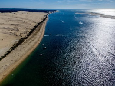 Güneşli bir günde Fransa 'nın Atlantik kıyı şeridi boyunca Bordeaux' nun güneybatısında Arcachon Körfezi bölgesindeki La Teste-de-Buch 'da yer alan Avrupa' nın en uzun kum tepeciğinin havadan görünüşü