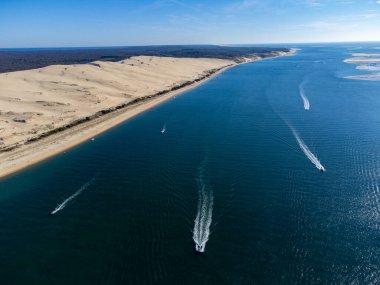 Güneşli bir günde Fransa 'nın Atlantik kıyı şeridi boyunca Bordeaux' nun güneybatısında Arcachon Körfezi bölgesindeki La Teste-de-Buch 'da yer alan Avrupa' nın en uzun kum tepeciğinin havadan görünüşü