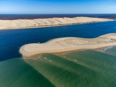 Güneşli bir günde Fransa 'nın Atlantik kıyı şeridi boyunca Bordeaux' nun güneybatısında Arcachon Körfezi bölgesindeki La Teste-de-Buch 'da yer alan Avrupa' nın en uzun kum tepeciğinin havadan görünüşü