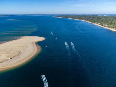 Güneşli bir günde Fransa 'nın Atlantik kıyısı boyunca Bordeaux' nun güneybatısında bulunan Kaptan Ferret ve Arcachon Körfezi 'nin hava manzarası.