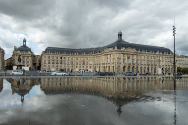 Seyahat yeri, Bordeaux şehrinin orta kesiminde yürümek güneşli bir günde evleri ve sokakları görmek.