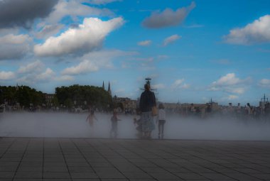 Seyahat yeri, Bordeaux şehrinin orta kesiminde yürümek güneşli bir günde evleri ve sokakları görmek.