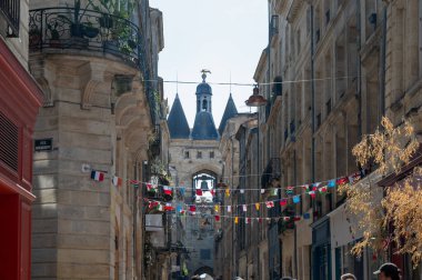 Seyahat yeri, Bordeaux şehrinin orta kesiminde yürümek güneşli bir günde evleri ve sokakları görmek.