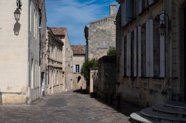 Eski evlerin manzarası ve ortaçağ kasabası St. Emilion 'un dar tepecikli caddeleri, Cru sınıfı üzüm bağlarında kırmızı Bordeaux şarabı üretimi Saint-Emilion şarap üretim bölgesi, Fransa, Bordeaux