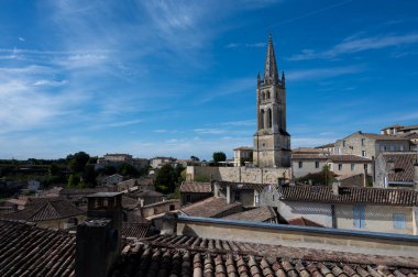 Eski evlerin manzarası ve ortaçağ kasabası St. Emilion 'un dar tepecikli caddeleri, Cru sınıfı üzüm bağlarında kırmızı Bordeaux şarabı üretimi Saint-Emilion şarap üretim bölgesi, Fransa, Bordeaux