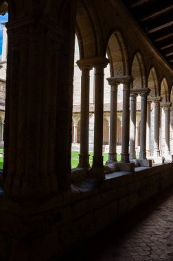 Eski ortaçağ kasabası St. Emilion kilisesi manzarası, Saint-Emilion şarap üretim bölgesinde Cru sınıfı üzüm bağlarında kırmızı Bordeaux şarabı üretimi, Fransa, Bordeaux