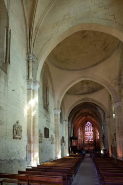 Eski ortaçağ kasabası St. Emilion kilisesi manzarası, Saint-Emilion şarap üretim bölgesinde Cru sınıfı üzüm bağlarında kırmızı Bordeaux şarabı üretimi, Fransa, Bordeaux