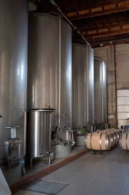 Şaraphanedeki üzümlerin ilk fermantasyonu için çelik tanklar, Saint-Emilion şarap toplama, bölge toplama, ellerle sıralama ve şarap ezme Merlot veya Cabernet Sauvignon kırmızı şarap üzümleri, Fransa