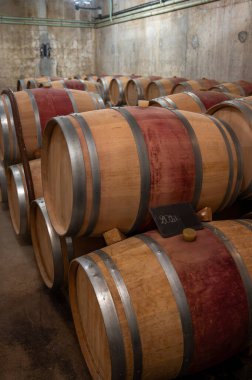Yeraltı mahzeninde yıllanmış kırmızı şarap için Fransız meşe fıçıları, Saint-Emilion şarap toplama bölgesi, cru sınıfı Merlot veya Cabernet Sauvignon kırmızı şarap üzümleri, Fransa, harika Bordeaux şarapları.