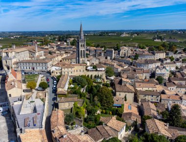 Yeşil üzüm bağları, eski evler ve ortaçağ kasabasının dar tepecikli caddeleri St. Emilion, Cru sınıfı üzüm bağlarında kırmızı Bordeaux şarabı üretimi Saint-Emilion şarabı üretimi, Fransa, Bordeaux