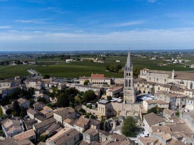 Yeşil üzüm bağları, eski evler ve ortaçağ kasabasının dar tepecikli caddeleri St. Emilion, Cru sınıfı üzüm bağlarında kırmızı Bordeaux şarabı üretimi Saint-Emilion şarabı üretimi, Fransa, Bordeaux