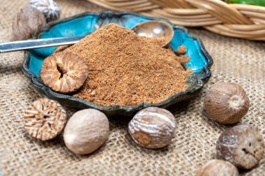 Lezzetli kış baharatı kurutulmuş ve toprak tozu hindistan cevizi, birçok yemekte malzeme olarak kullanılır, eggnog, patates, sıcak şarap, yakın çekim