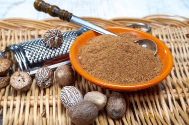 Lezzetli kış baharatı kurutulmuş ve toprak tozu hindistan cevizi, birçok yemekte malzeme olarak kullanılır, eggnog, patates, sıcak şarap, yakın çekim