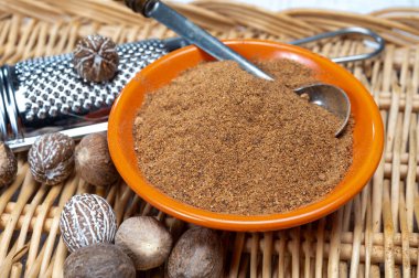 Lezzetli kış baharatı kurutulmuş ve toprak tozu hindistan cevizi, birçok yemekte malzeme olarak kullanılır, eggnog, patates, sıcak şarap, yakın çekim