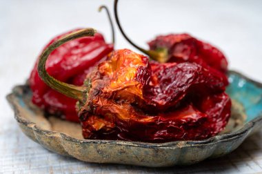 Kurutulmuş kırmızı, çok sıcak kırmızı biber.