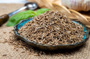 Mutfak bitkileri ve tohum koleksiyonu, aromatik kurutulmuş baharat kimyonu yakın çekim.