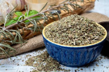 Bitkiler de Provence, tipik Provence bölgesinin tipik kurumuş otlarının karışımı, karışımlarda genellikle lezzetli, marjoram, biberiye, kekik, kekik, lavanta yaprakları, ızgara yiyecek ve yakın güveçte kullanılır.