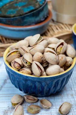 Kızarmış şam fıstığı, lezzetli vejetaryen atıştırmalığı.