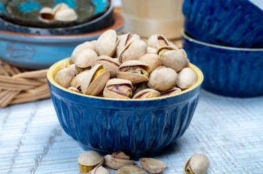 Kızarmış şam fıstığı, lezzetli vejetaryen atıştırmalığı.