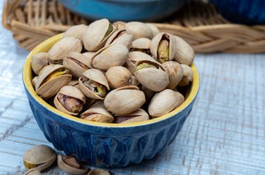 Kızarmış şam fıstığı, lezzetli vejetaryen atıştırmalığı.