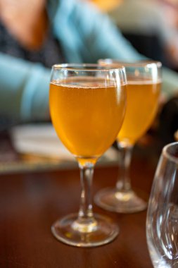 Limouge, Fransa 'da öğle ve akşam yemeği için Aperitief, alkollü içecek limuzini şampanya köpüklü beyaz şarap ve bardakta kestane likörü