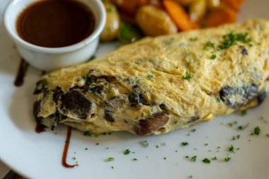Limoges, Fransa 'da eski bir lokantada vejetaryen öğle yemeği, mantarlı omlet, fırında patates, havuç, hafif et suyu ya da sos ile servis edilen omlet.