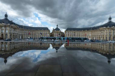 Seyahat yeri, Bordeaux şehrinin orta kesiminde yürümek güneşli bir günde evleri ve sokakları görmek.