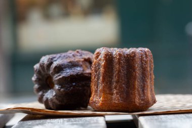 Canele, romlu ve vanilyalı Fransız pastası, yumuşak ve yumuşak muhallebi merkezi ve koyu, karamelize edilmiş Bordeaux bölgesi, Fransa ve Bordeaux sokaklarının özeli.