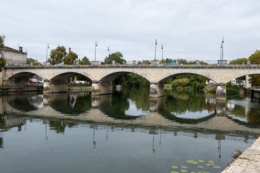 Cognac beyaz şarap bölgesindeki eski caddelerin ve evlerin manzarası, Charente bölgesi, güçlü alkol damıtma endüstrisi, Grand Champagne, Fransa