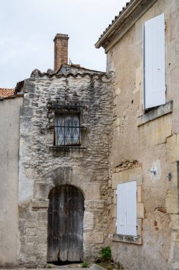 Cognac beyaz şarap bölgesindeki eski caddelerin ve evlerin manzarası, Charente bölgesi, güçlü alkol damıtma endüstrisi, Grand Champagne, Fransa
