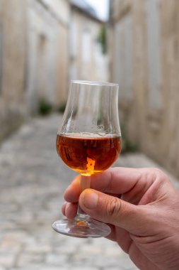 Varillerde yıllanmış konyak, içki ve şehirdeki eski caddeleri ve evleri görmek konyak, Grand Champagne, Charente, güçlü alkol damıtma endüstrisi, Fransa