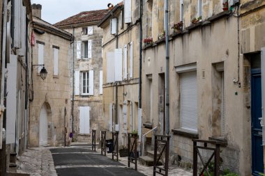 Cognac beyaz şarap bölgesindeki eski caddelerin ve evlerin manzarası, Charente bölgesi, güçlü alkol damıtma endüstrisi, Grand Champagne, Fransa