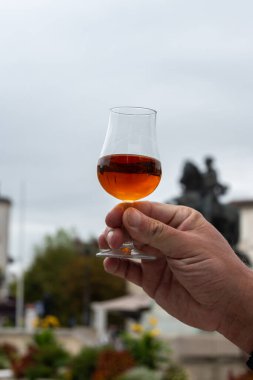 Varillerde yıllanmış konyak, içki ve şehirdeki eski caddeleri ve evleri görmek konyak, Grand Champagne, Charente, güçlü alkol damıtma endüstrisi, Fransa