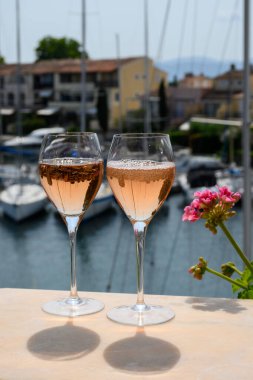 Port Grimaud limanında yat limanında soğuk gül Cote de Provence şarabı, Fransa 'nın Provence şehrinde Fransız Rivierası' nda yaz tatili.