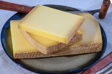 Fransız peyniri kontu, üç çeşit, 1 yıl olgunlaşmış prestij, meyveli meyve aromalı meyve ve Vieille Rezervi yakın plan.