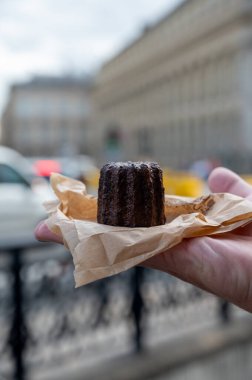 Canele, romlu ve vanilyalı Fransız pastası, yumuşak ve yumuşak muhallebi merkezi ve koyu, karamelize edilmiş Bordeaux bölgesi, Fransa ve Bordeaux sokaklarının özeli.