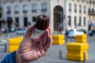 Canele, romlu ve vanilyalı Fransız pastası, yumuşak ve yumuşak muhallebi merkezi ve koyu, karamelize edilmiş Bordeaux bölgesi, Fransa ve Bordeaux sokaklarının özeli.