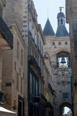 Seyahat yeri, Bordeaux şehrinin orta kesiminde yürümek güneşli bir günde evleri ve sokakları görmek.