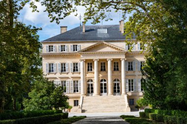 Haut-Medoc 'taki tipik Fransız şarap sahasının ya da şatosunun kırmızı şarap üretim bölgesi, Margaux köyü, Bordeaux, Gironde Estuary, Fransa' nın sol kıyısı