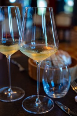 Sauternes 'de Bordeaux şarabı tatmak, Gironde Estuary, Fransa' nın sol kıyısında. Restoranda servis edilen beyaz tatlı Fransız şarabı.