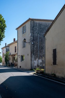 Sauternes köyü ve üzüm bağlarının manzarası, Semillon üzümlerinden yapılan tatlı Sauternes şarapları Botrytis cinerea Noble rot, Bordeaux, Fransa