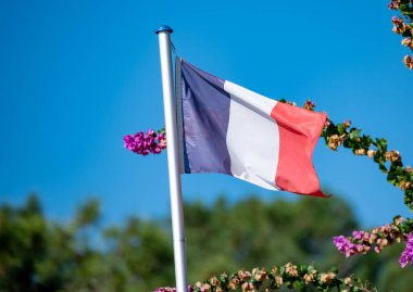 Mavi gökyüzünde Fransız bayrağı, Arcachon Körfezi 'nde sahil evleri Kaptan Ferret yarımadası, Fransa Bordeaux' nun güneybatısında Fransa 'nın Atlantik kıyı şeridi boyunca uzanan