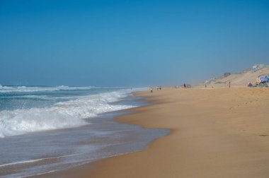 Plage de Horizon, Plage de l 'ocean Le Phare du Cap Ferret ve Duna du Pilat yakınlarındaki Plage de l' ocean, Cap Ferret yarımadası, Fransa, Bordeaux 'nun güneybatısı, Fransa' nın Atlantik kıyıları güneşli bir günde