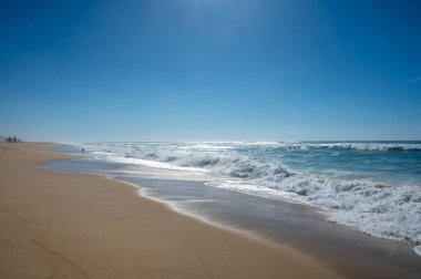 Plage de Horizon, Plage de l 'ocean Le Phare du Cap Ferret ve Duna du Pilat yakınlarındaki Plage de l' ocean, Cap Ferret yarımadası, Fransa, Bordeaux 'nun güneybatısı, Fransa' nın Atlantik kıyıları güneşli bir günde